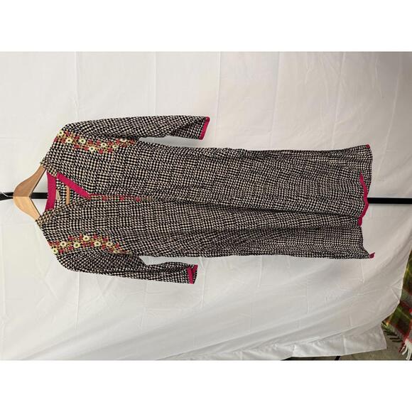 Neerus Women's Printed Kurta with Embroidered Detailing - Picture 2 of 7
